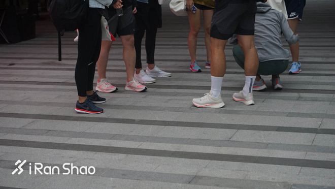 现场 | 耐克在时装周搭了个实验室 里面放了两台跑步机