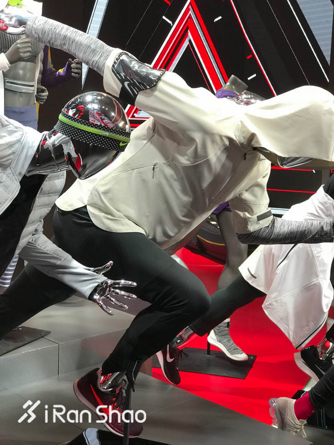 现场 | 耐克在时装周搭了个实验室 里面放了两台跑步机