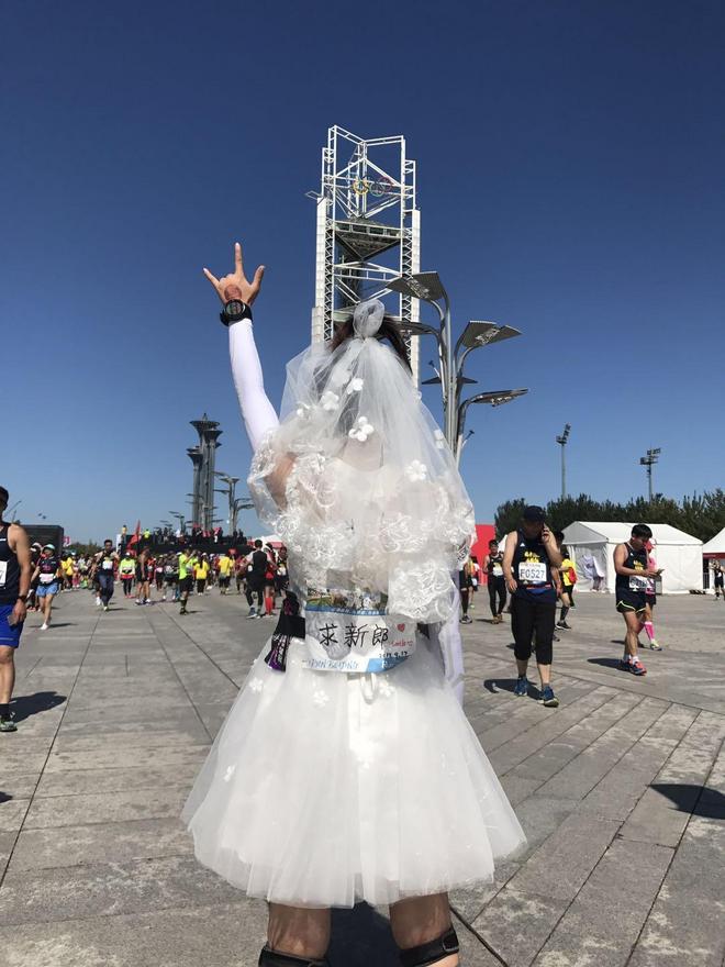 穿着婚纱跑北马，路人为我狂打Call