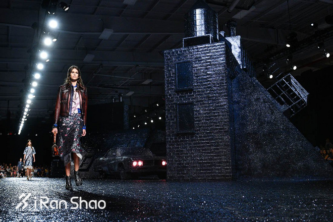 热点 | 看了一圈时装周 一大堆大长腿里就服Kaia Gerber