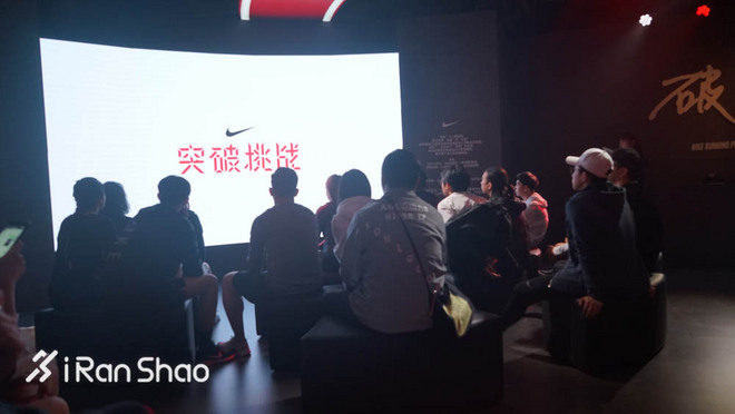 现场 | 耐克在时装周搭了个实验室 里面放了两台跑步机