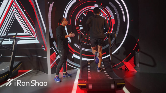 现场 | 耐克在时装周搭了个实验室 里面放了两台跑步机