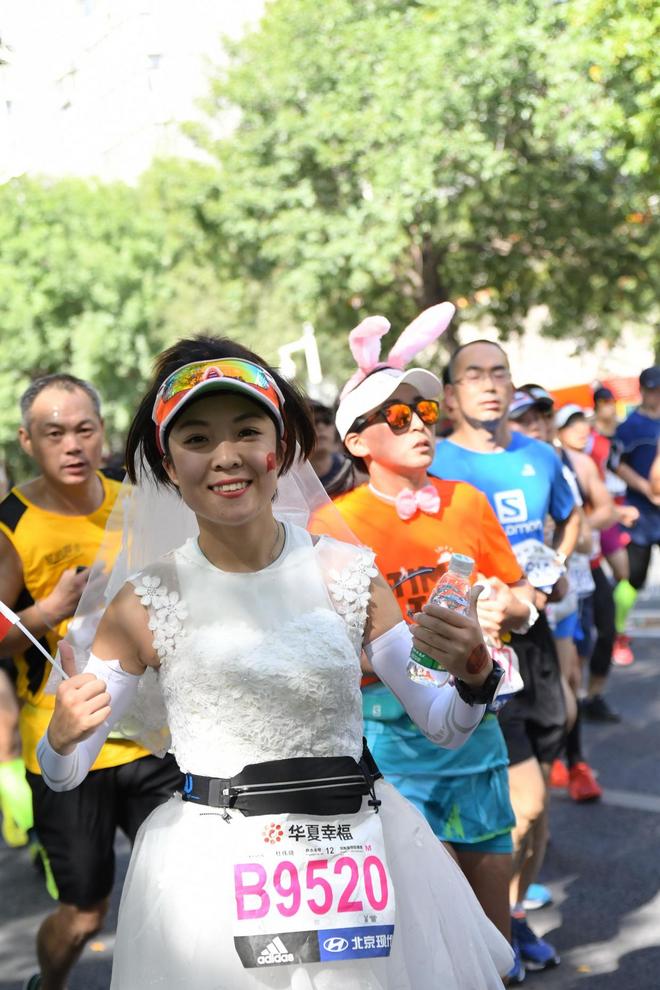 穿着婚纱跑北马，路人为我狂打Call