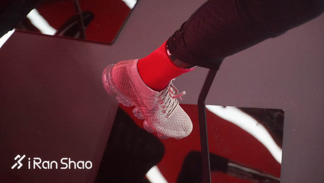 现场 | 耐克在时装周搭了个实验室 里面放了两台跑步机