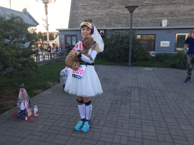 穿着婚纱跑北马，路人为我狂打Call