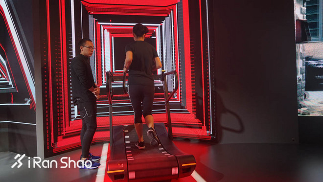 现场 | 耐克在时装周搭了个实验室 里面放了两台跑步机