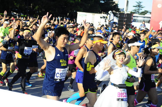 穿着婚纱跑北马，路人为我狂打Call