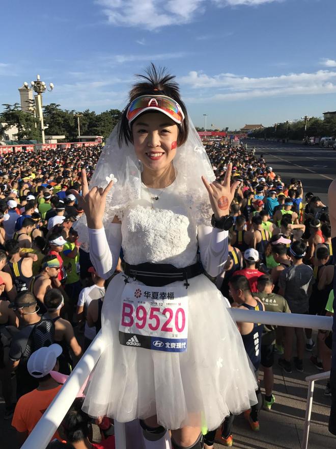 穿着婚纱跑北马，路人为我狂打Call