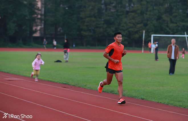 人物 | 上马2:24获国内第三 华东理工大学老师李鹏跃居“上海一哥”