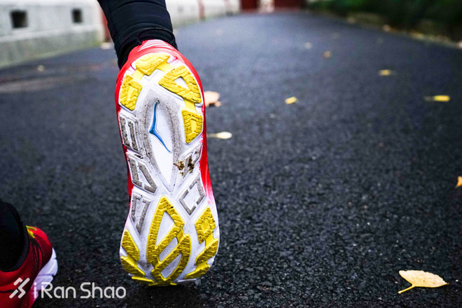 跑鞋 | HOKA ONE ONE TRACER 2 鞋面大换血 表现更出色