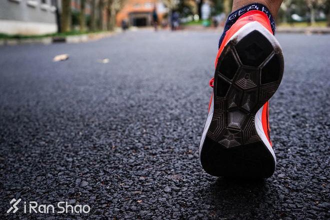 跑鞋 | 深度评测：Nike Zoom Vaporfly 4% vs Nike Zoom Fly 神奇与平庸