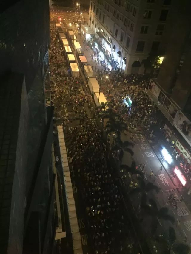 港马赛道死命喊“加油”的女孩，有人被感动知道吗