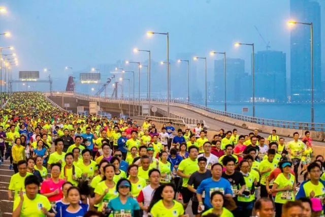 港马赛道死命喊“加油”的女孩，有人被感动知道吗