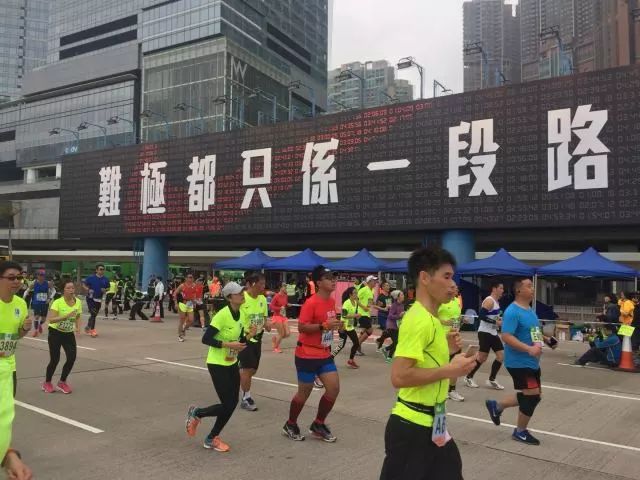 港马赛道死命喊“加油”的女孩，有人被感动知道吗