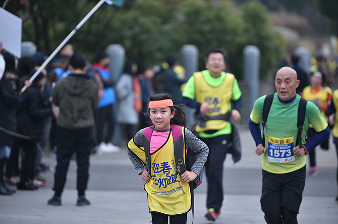 汉马系列赛迎春花灯跑第二季欢乐开跑