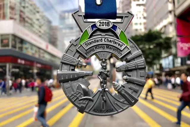 港马赛道死命喊“加油”的女孩，有人被感动知道吗