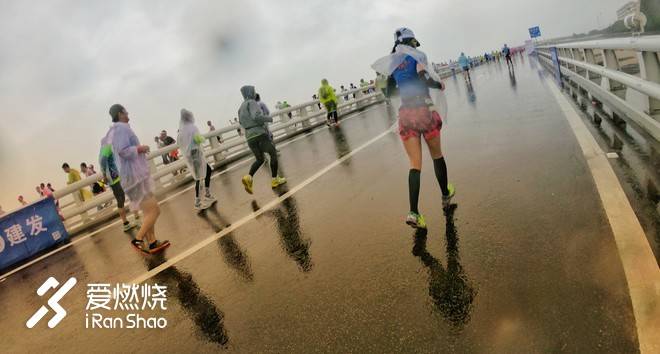 最美不是“厦”雨天 是我们不妥协的双眼——2018厦门马拉松