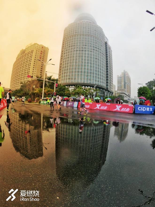 最美不是“厦”雨天 是我们不妥协的双眼——2018厦门马拉松