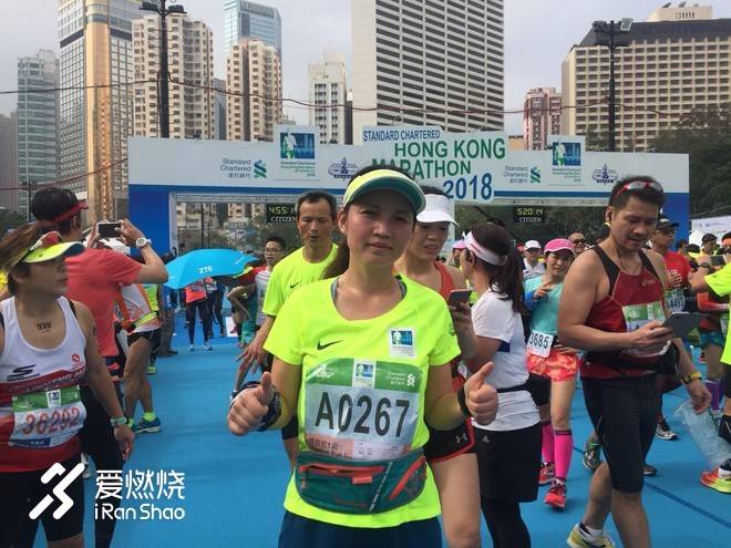 港马赛道死命喊“加油”的女孩，有人被感动知道吗