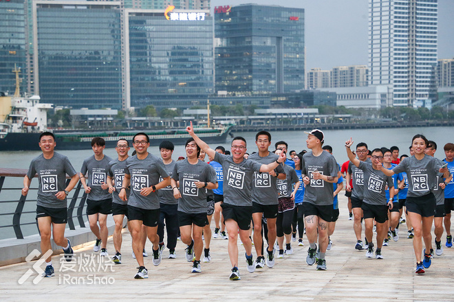 现场 | 伦敦马拉松开赛在即 New Balance在黄浦江畔举行了一个起跑仪式