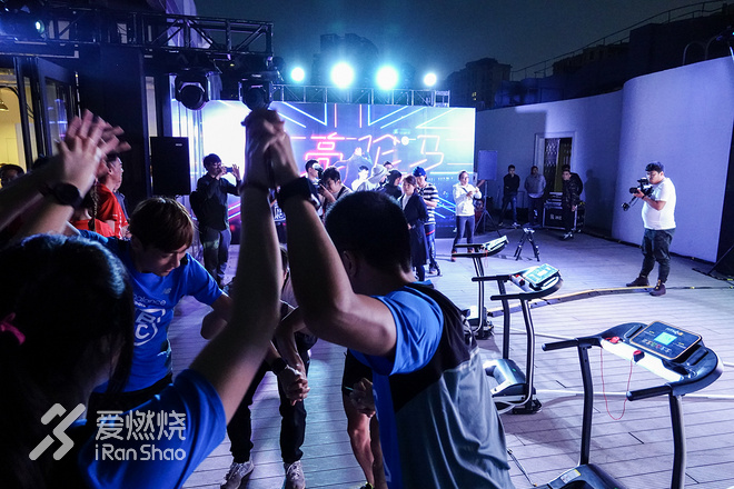 现场 | 伦敦马拉松开赛在即 New Balance在黄浦江畔举行了一个起跑仪式