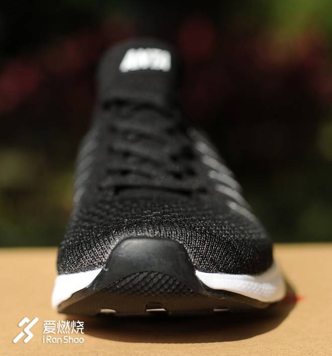 十年之约 轻弹取胜——安踏至氢跑鞋