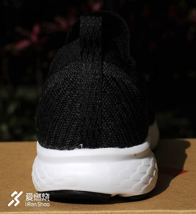 十年之约 轻弹取胜——安踏至氢跑鞋