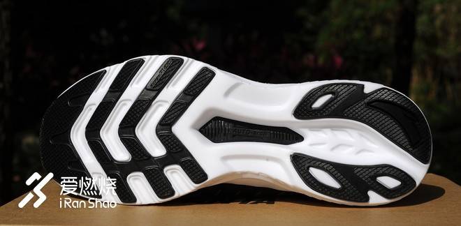 十年之约 轻弹取胜——安踏至氢跑鞋