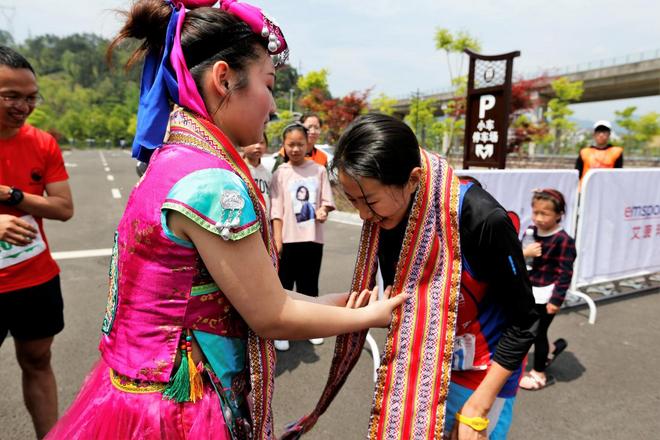 首届莲都100越野赛在古堰画乡开跑