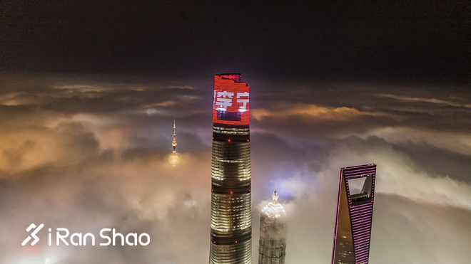 现场 | 中国李宁超轻15代跑鞋发布，“势轻天下”点亮上海之巅