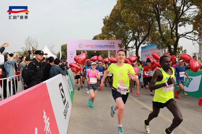 现场 | 共赴“桃花之约”，2018万科阳山半程马拉松鸣枪开赛