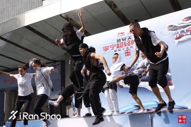 现场 | 中国李宁超轻15代跑鞋发布，“势轻天下”点亮上海之巅