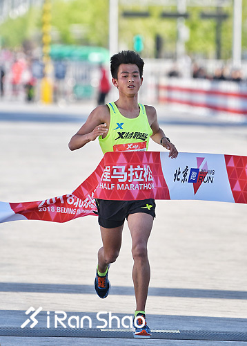 赛道速读 | 李子成锁定马拉松大满贯冠军 梁晶柴古逆转取胜