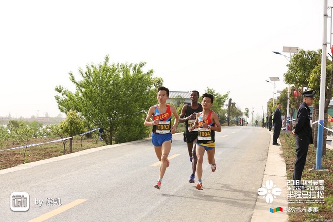赛道速读 | 新人柏林半马跑进59分 焦安静轻松斩获菏泽半马国内冠军