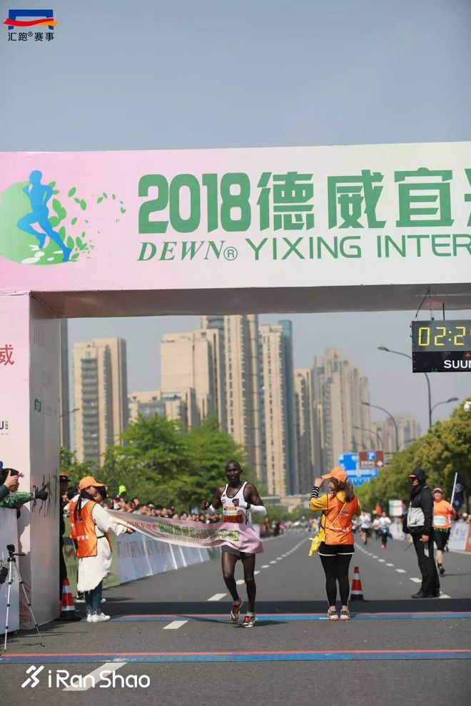 赛道速读 | 李子成锁定马拉松大满贯冠军 梁晶柴古逆转取胜