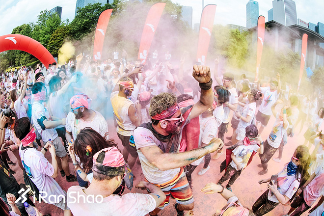 无关输赢、肆放青春——安踏携手The Color Run用颜色演绎缤纷乐趣！