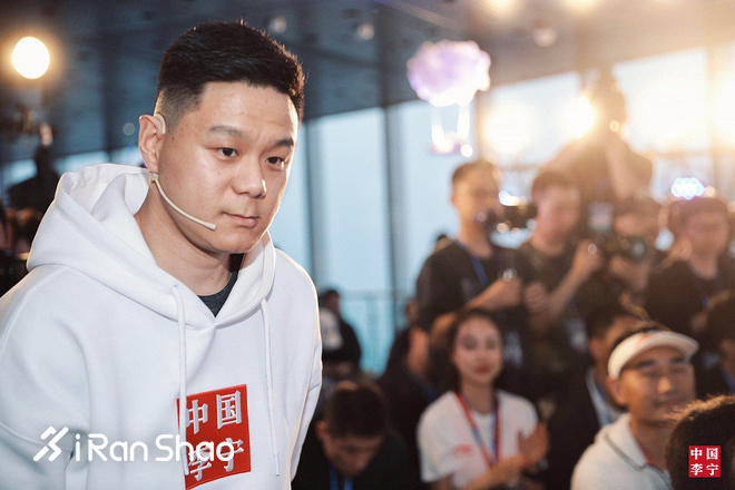 现场 | 中国李宁超轻15代跑鞋发布，“势轻天下”点亮上海之巅