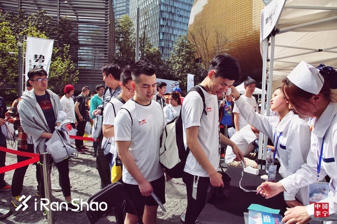 现场 | 中国李宁超轻15代跑鞋发布，“势轻天下”点亮上海之巅