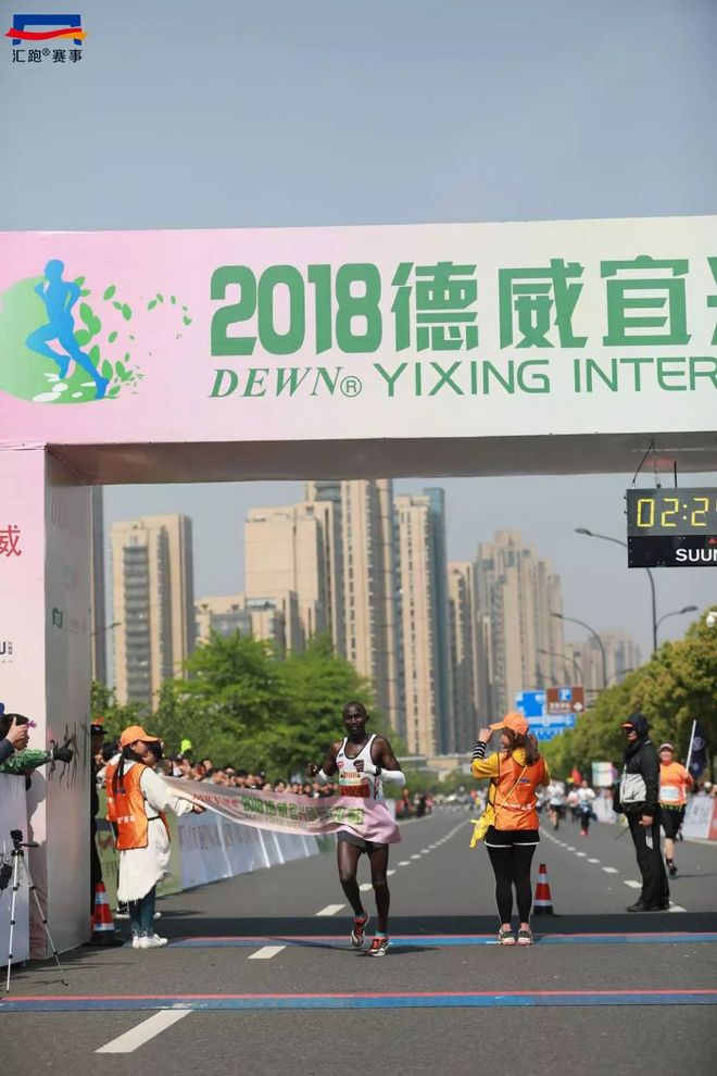 现场 | “魅力陶都，活力宜兴”！首届宜兴马拉松鸣枪开赛