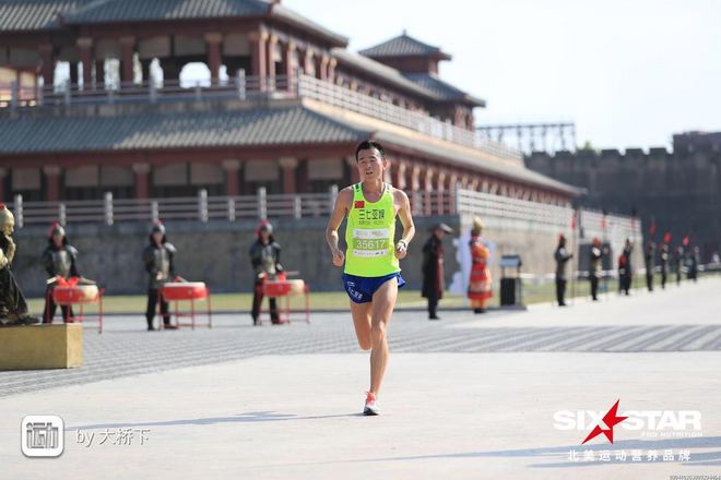 赛道速读 | 横店马黑人跑错路 李子成再拿高奖金赛事冠军