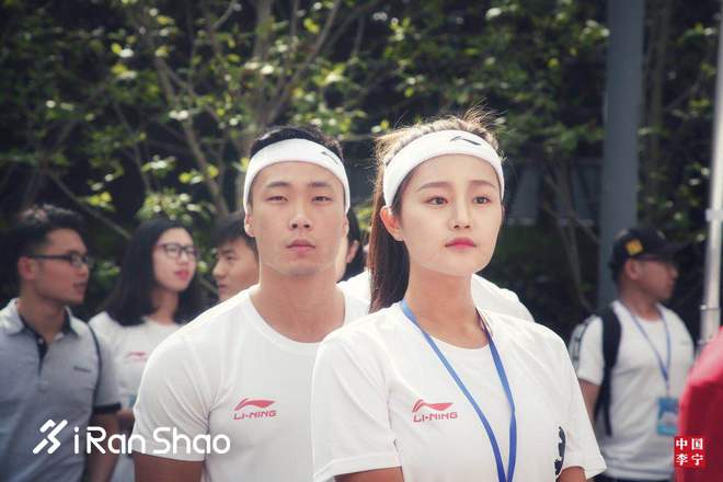 现场 | 中国李宁超轻15代跑鞋发布，“势轻天下”点亮上海之巅