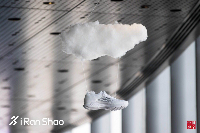 现场 | 中国李宁超轻15代跑鞋发布，“势轻天下”点亮上海之巅