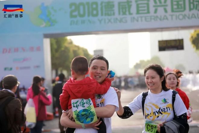 现场 | “魅力陶都，活力宜兴”！首届宜兴马拉松鸣枪开赛