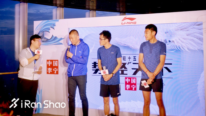 现场 | 中国李宁超轻15代跑鞋发布，“势轻天下”点亮上海之巅