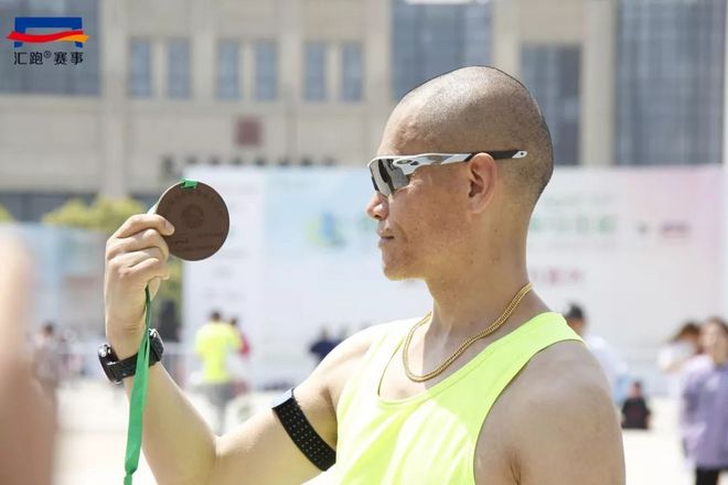 现场 | “魅力陶都，活力宜兴”！首届宜兴马拉松鸣枪开赛