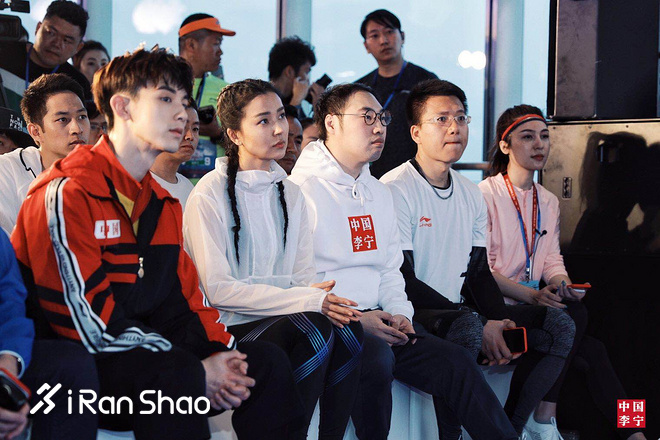 现场 | 中国李宁超轻15代跑鞋发布，“势轻天下”点亮上海之巅