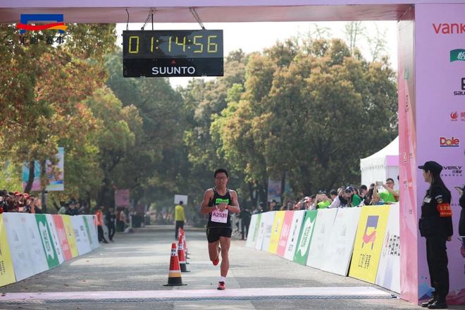 赛道速读 | 横店马黑人跑错路 李子成再拿高奖金赛事冠军