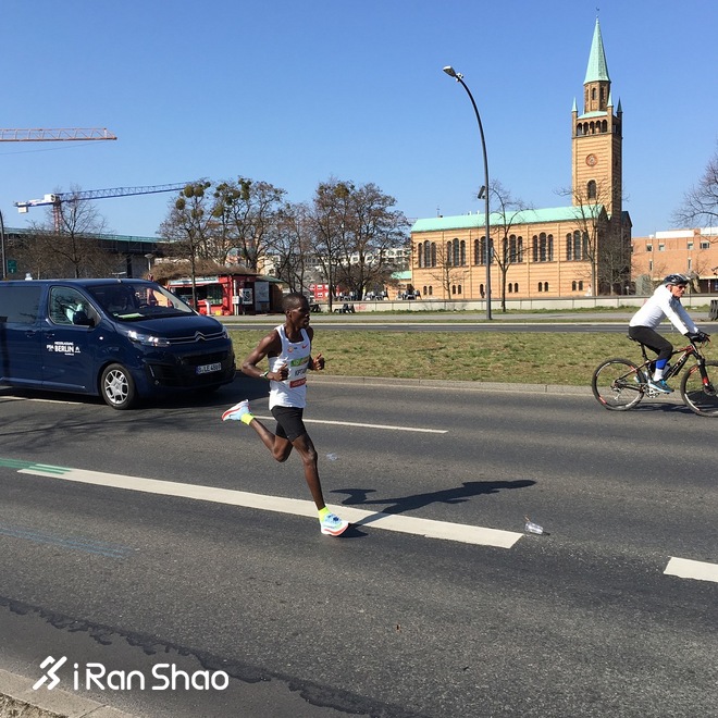 赛道速读 | 新人柏林半马跑进59分 焦安静轻松斩获菏泽半马国内冠军