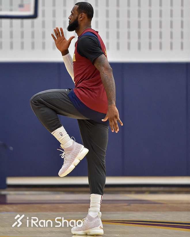 热点 | 跑鞋 VS 篮球鞋 谁是潮鞋界的扛把子