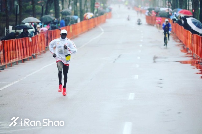 深度 | 恶劣天气中的第122届波士顿马拉松：林登梦想成真 川内优辉拉爆男子精英集团